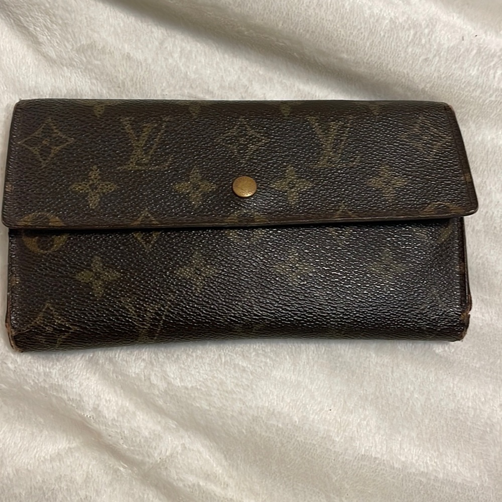 Authentic Womens Sarah Long Wallet with coin pocket.